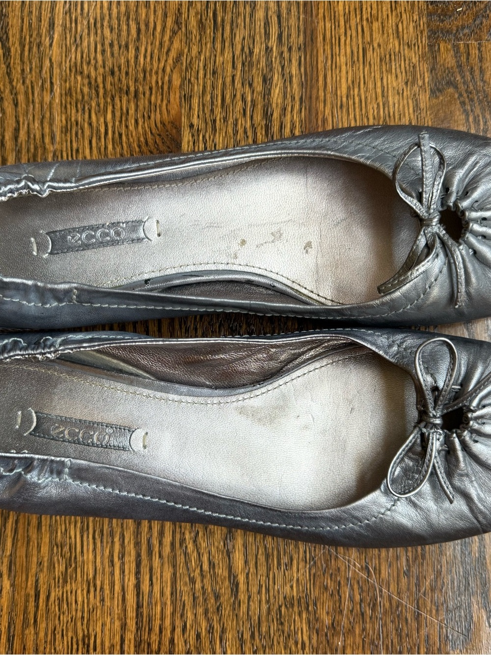 Ecco Women's Metallic Gray Leather Ballet Flats with Bow
